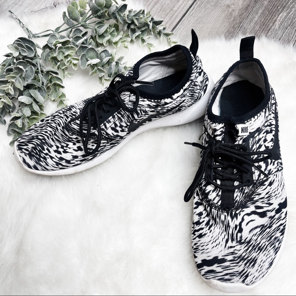 Nike Women’s Black and White Athletic Tennis Shoes - Picture 4 of 7